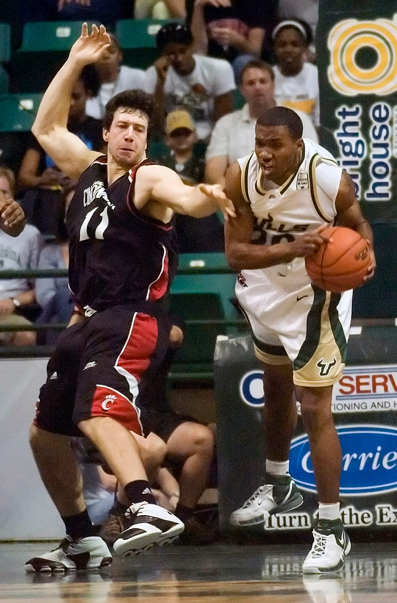 Connor Barwin (Universidad de Cincinnati).- El ala defensivo de los Philadelphia Eagles, Connor Barwin, participó con los Cincinnati Bearcats en las campañas 2005, 2006 y 2007.