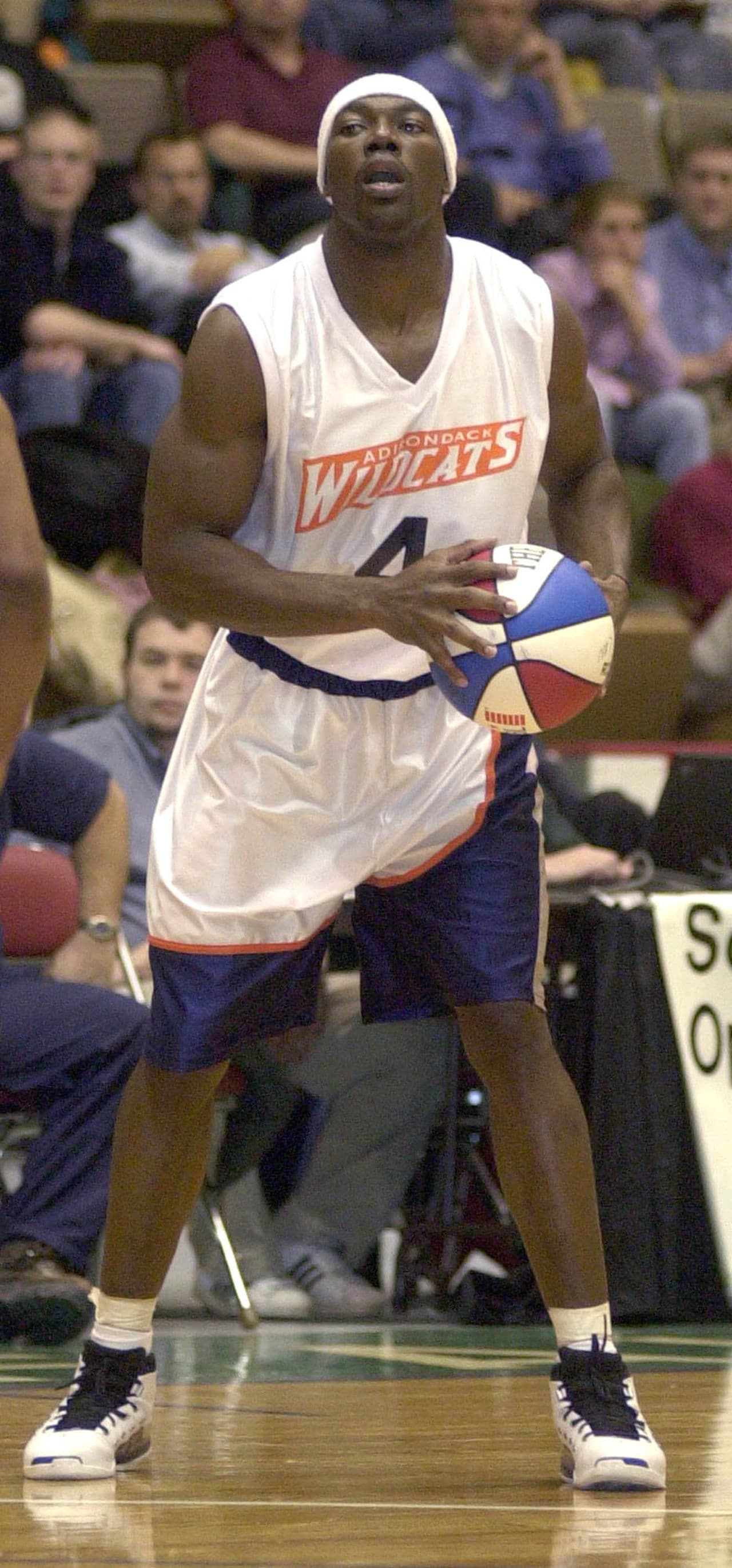Terrell Owens (Universidad de Tennessee-Chattanooga).- El estelar receptor Terrell Owens jugó baloncesto en la Universidad de Tennessee en Chattanooga y también tuvo una breve carrera en la United States Basketball League con los Adirondack Wildcats en el 2002.