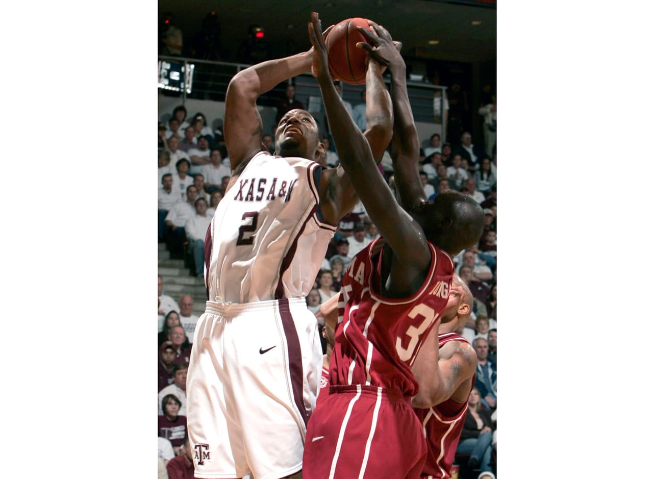 Martellus Bennett (Universidad de Texas A&M).- Antes de que Martellus Bennett fue una amenaza en la NFL por el centro como ala cerrada, el fue un reserva como centro por dos campañas con Texas A&M.