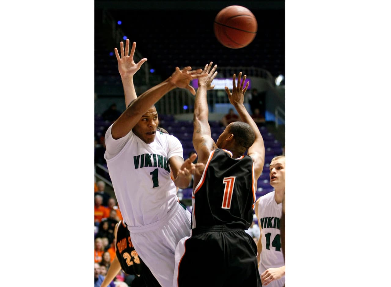 Julius Thomas (Universidad de Portland State).- Por cuatro temporadas, Julius Thomas dominó las duelas para Portland State, liderando a los Vikings a sus primeras dos apariciones en Torneos de la NCAA en la historia de la Universidad en 2008 y 2009. El ala cerrada de los Jacksonville Jaguars concluyó su época colegial como el líder de su colegio en porcentaje de tiros de campo (.663).
