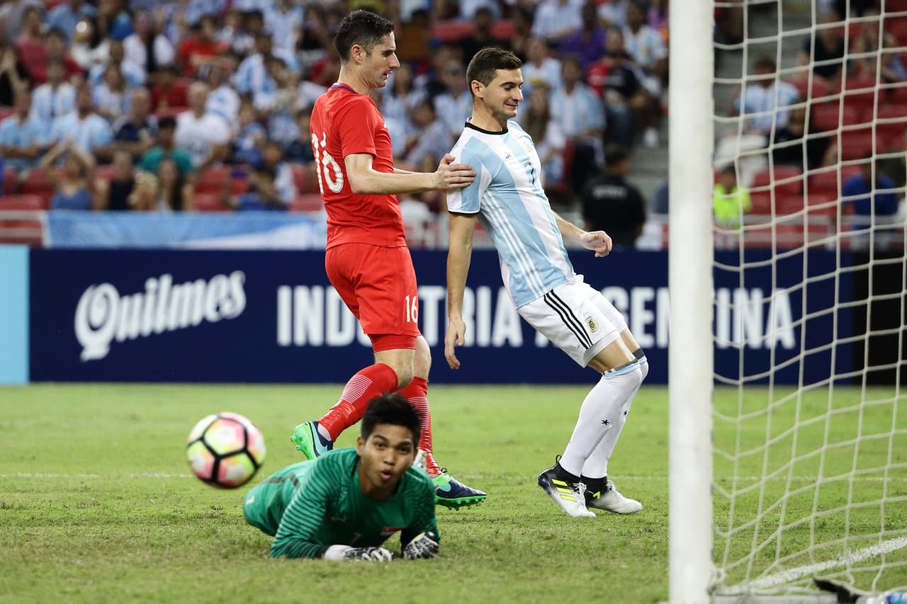 Luego de 3 partidos con la selección Mayor, Lucas Alario respondió con su primer gol poniendo el 5-0.