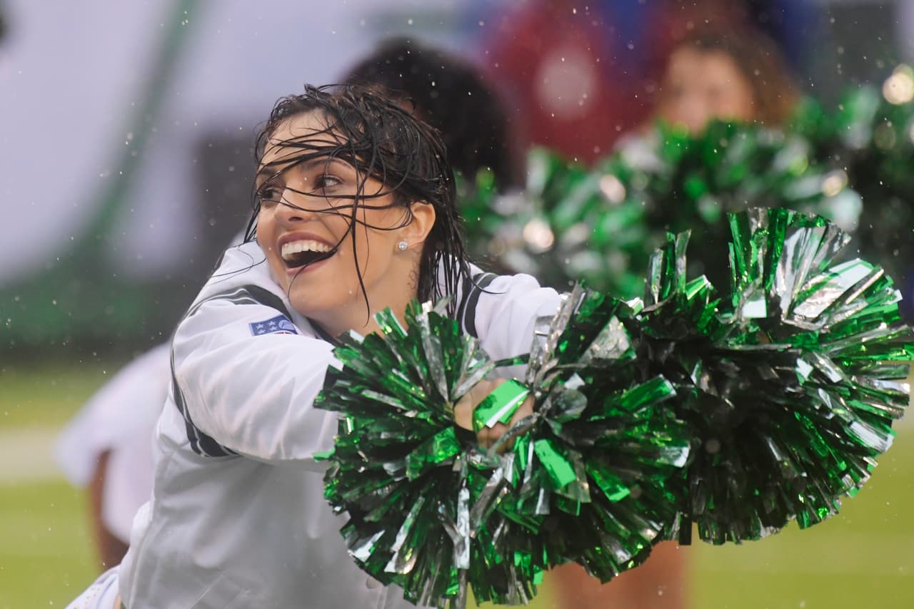 Las animadoras de los equipos de la NFL le dieron ese ingrediente extra al espectáculo y la fiesta del fútbol americano estadounidense, incluso, sin temer al clima en algunos casos.