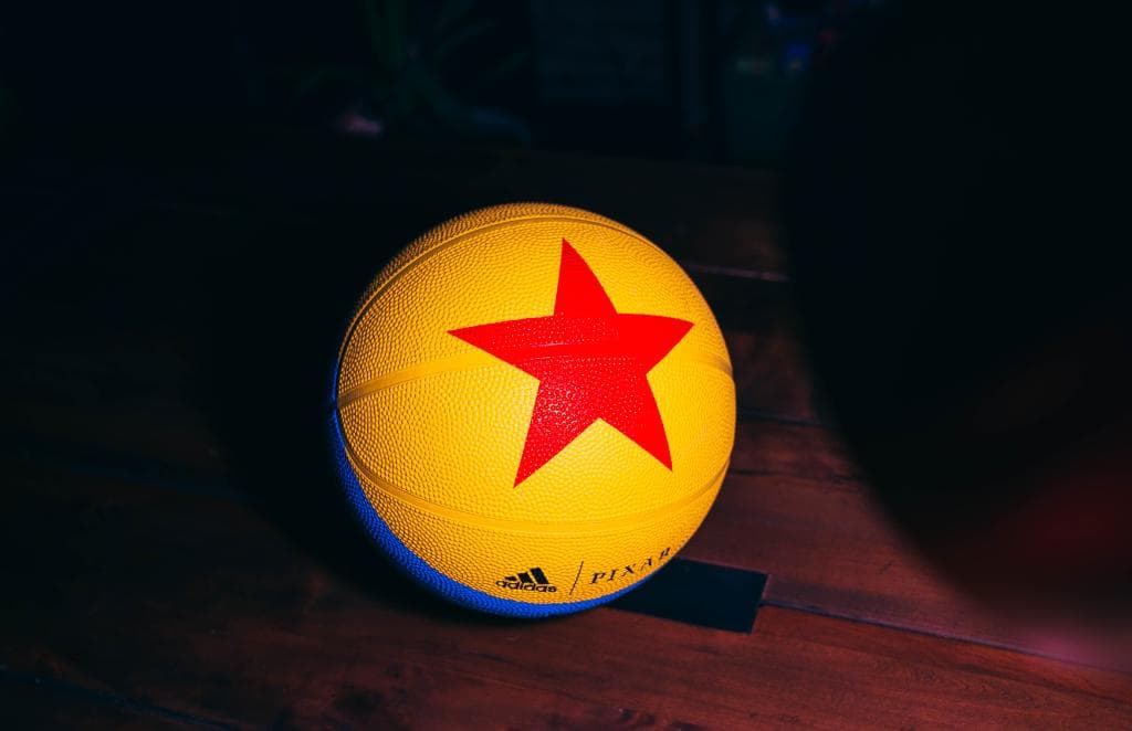 Con motivo de su 25 aniversario, Adidas y Pixar se unieron para realizar una colección de tenis y playeras muy coloridas y que rinden homenaje a los personajes de la saga más famosa del estudio.