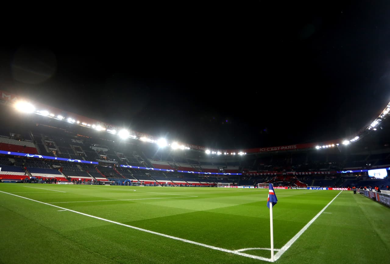 Paris ha vuelto a ser una gran fiesta este miércoles en la previa del juego de Champions League entre el Paris Saint-Germain y el Manchester United. Cientos de aficionados ingleses llegaron hasta la capital francesa en donde los locales buscarán defender su diferencia conseguida del Old Trafford.