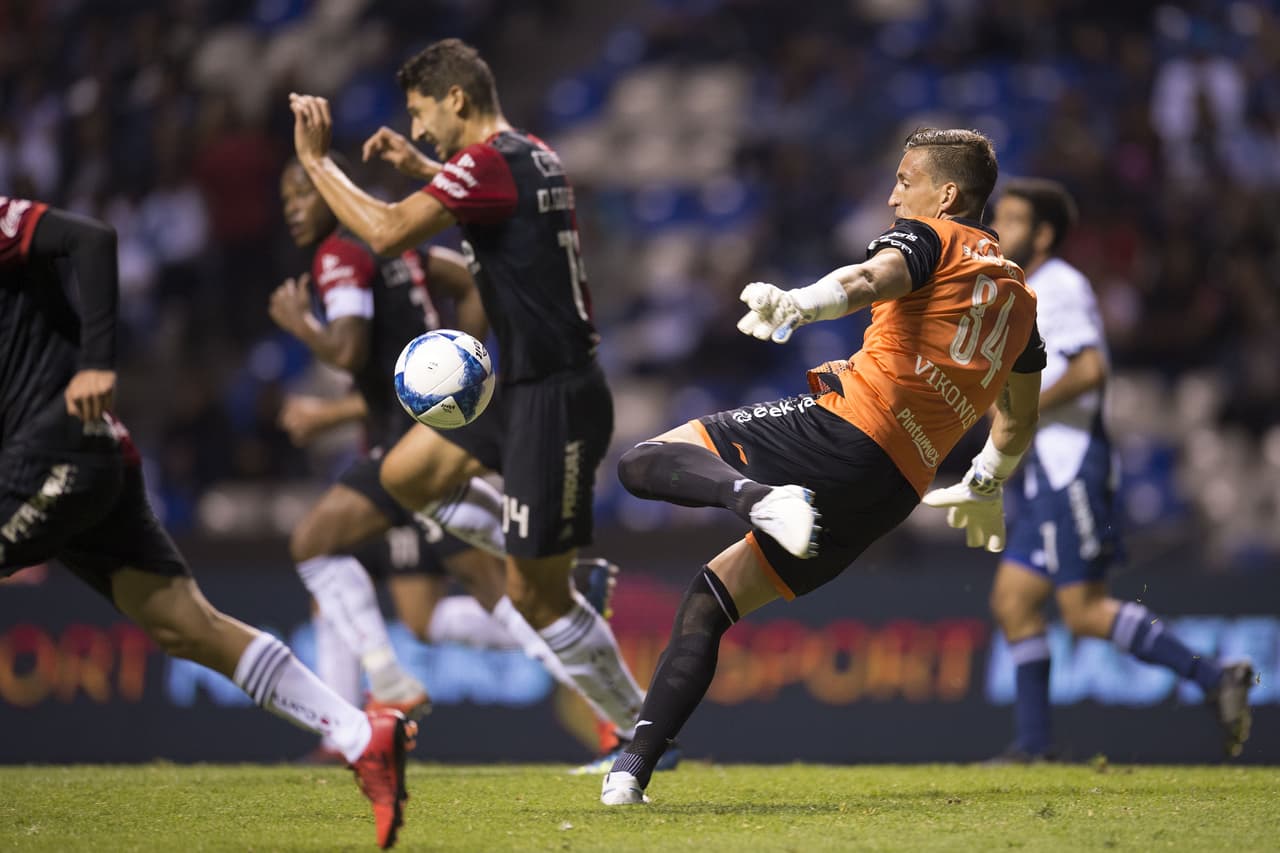 Salvo esporádicas intentonas por parte del equipo visitante, y un tiro libre que puso a sudar frío al portero de la franja Nicolás Vikonis, el Atlas fue estéril en la segunda mitad al ataque.