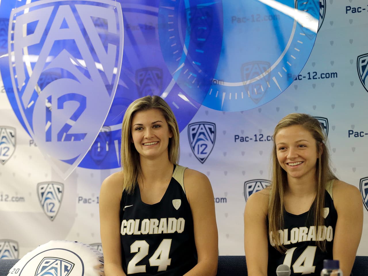 Con algo de timidez, Lauren Huggins y Kennedy Leonard demuestranque las jugadoras de Colorado también tienen un gran toque de alegría en esta Conferencia de la División 1 de la NCAA.