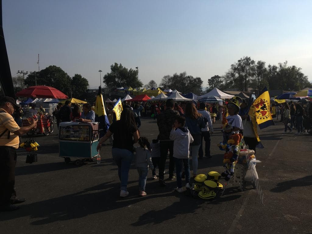 Más fanáticos del América aguardan por el juego frente a Gallos.