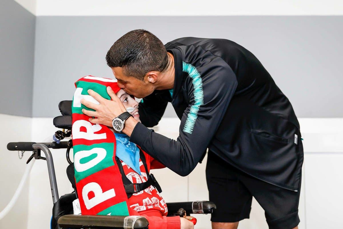 Cristiano Ronaldo cumplió el sueño de dos niños portugueses que querían conocerlo