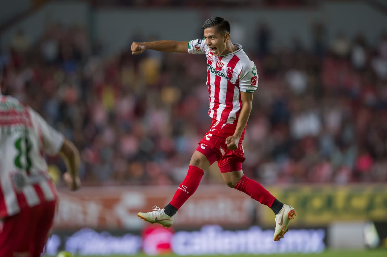 El club Chivas de Guadalajara, que se quedó fuera de la Liguilla del Apertura 2018, no se ha quedado quieto, hizo oficial el fichaje del mediocampista Dieter Villalpando, de los Rayos del Necaxa.
