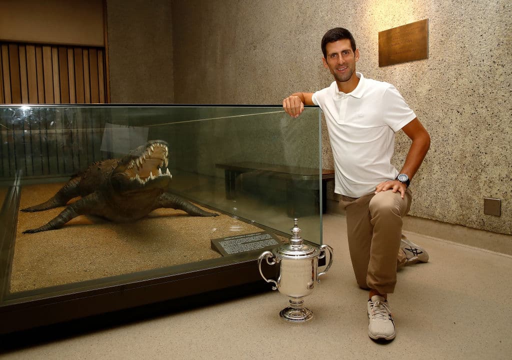 Djokovic estuvo en el Museo Americano de Historia Natural en Nueva York y allí mostró su trofeo como ganador del cuarto torneo Grand Slam de la temporada de tenis.