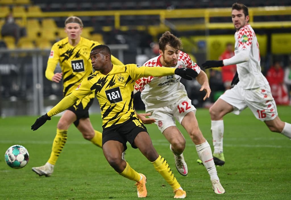 Dortmund rescató el empate en casa ante Mainz. Öztunali (57’) adelantó a los visitantes y Meunier (73’) emparejó los cartones. Dortmund llegó a 29 unidades y Mainz a 7, en el sótano de la tabla.