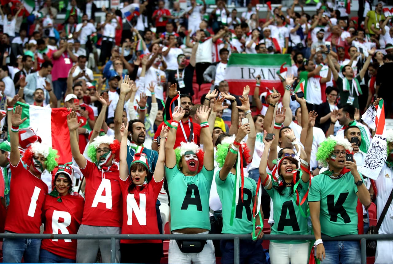 La pasión, alegría y colorido fueron expresados por los hinchas de España e Irán en medio del partido del grupo B entre ambas selecciones por el Mundial de Rusia 2018.
