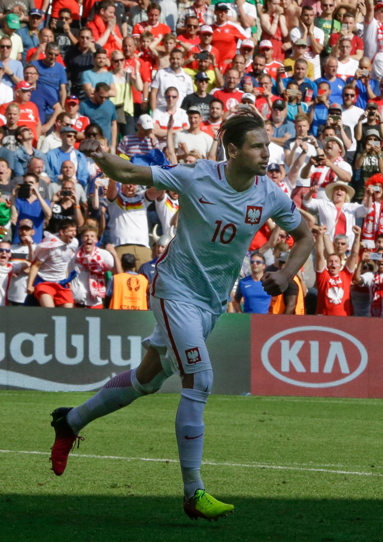 <b>Grzegorz Krychowiak </b>está en el West Bromwich a préstamo desde el Paris Saint-Germain, pero ahora surge la posibildad de que se mude a Italia con la Roma.