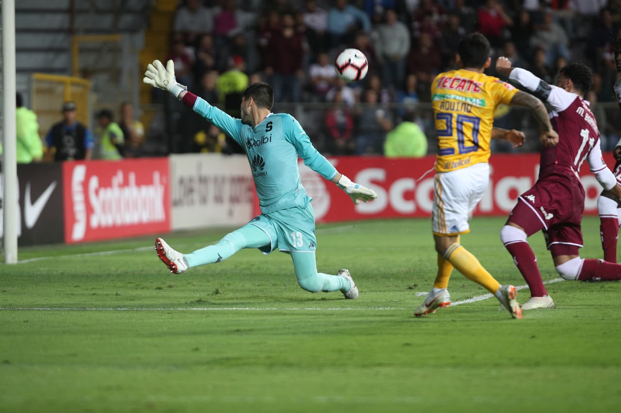 Y una de esas oportunidades la dejó escapar Javier Aquino en una especie de mano a mano con el portero tico, pero su disparo fue errado, dejando ir una magnífica oportunidad de gol.