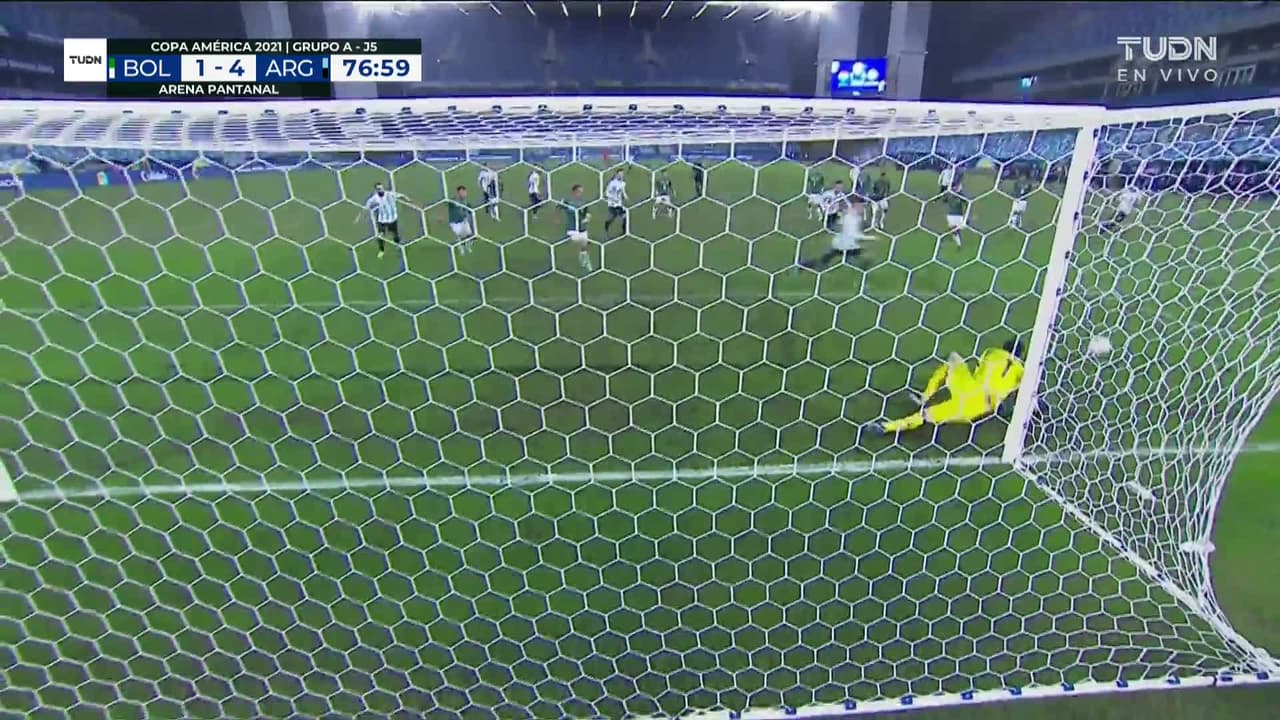 ¡TIRO ATAJADO! disparo por Lionel Messi.
