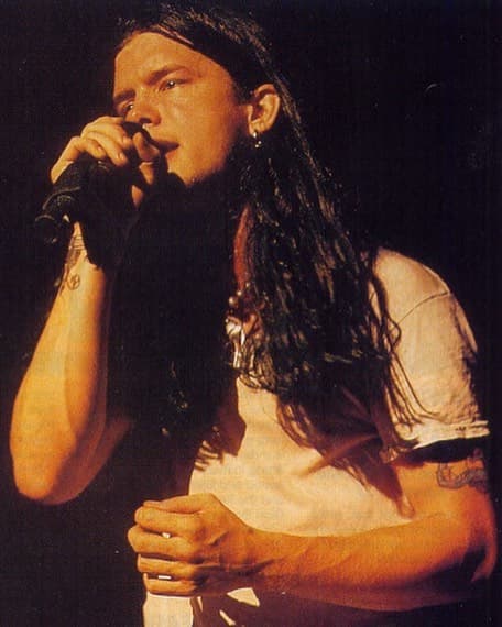 Era el cantante principal de la banda de rock Blind Melon de Los Ángeles, fue arrestado por dar una lluvia dorada a la primera fila de un espectáculo.