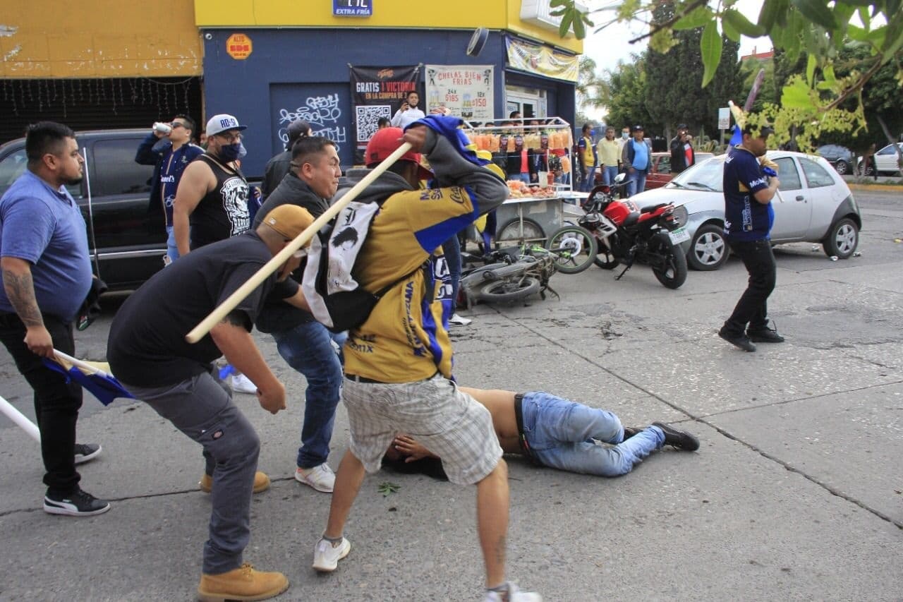 Aficionados del San Luis golpean en el suelo a uno del América