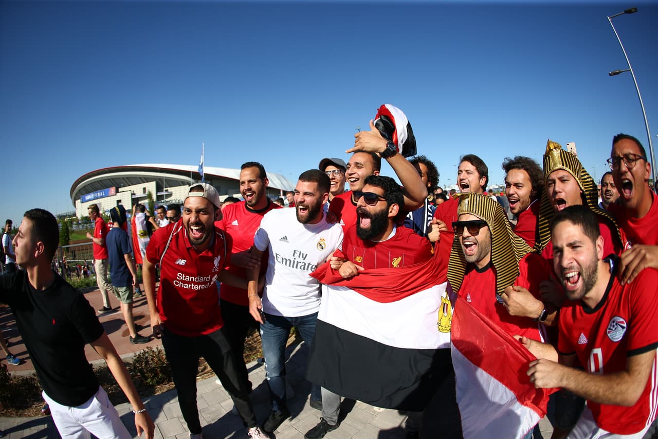 Ilusionados, con el firme deseo de que no se repita la derrota en la Final de hace un año ante el Real Madrid, los aficionados del Liverpool se fueron tomando el Metropolitano desde tempranas horas con sus banderas, playeras y bufandas alusivas al sentimiento de Anfield.