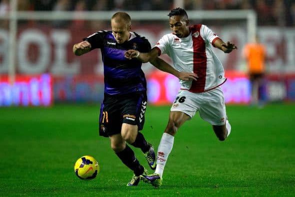 Aunque la posición original de Daniel Larsson es en la delantera sus mejores partidos los ha dado en la media cancha por el costado derecho, lamentablemente el jugador no ha podido brillar en el Granada.