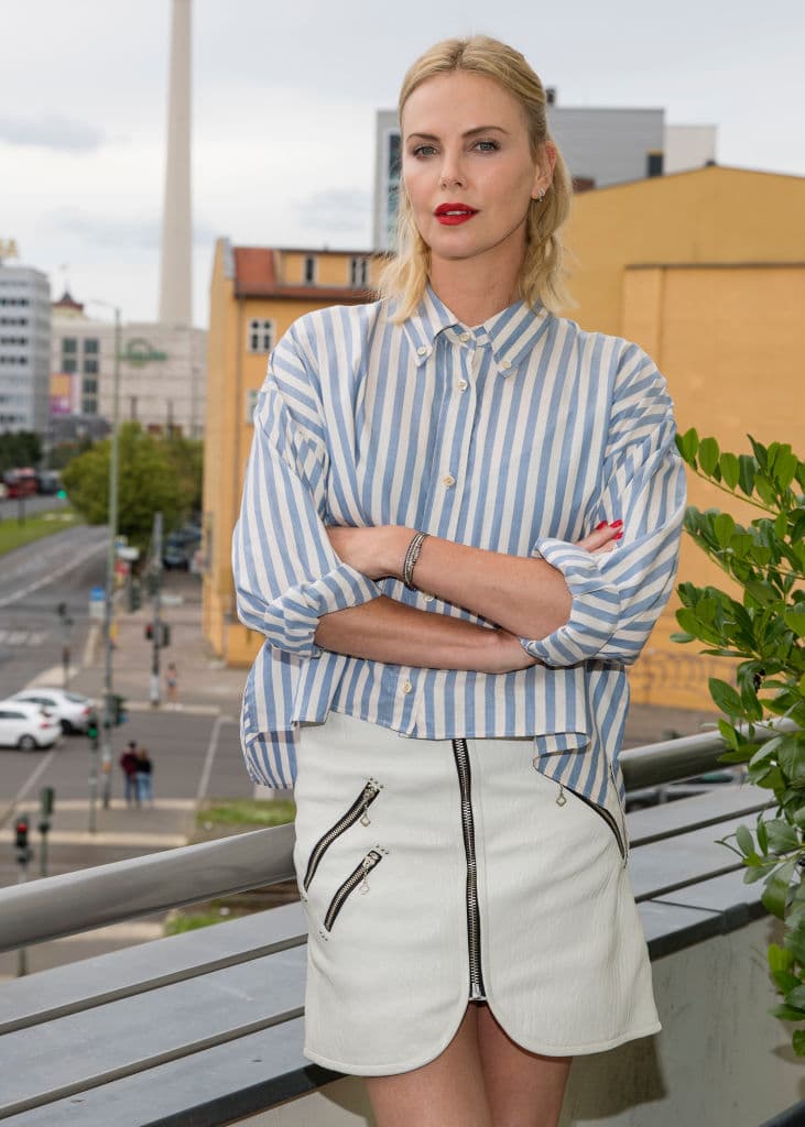 Atomic Blonde (2017) - Año 1989, el muro de Berlín está a punto de caer. Un agente del MI6 encubierto aparece muerto y la espía Lorraine Broughton debe encontrar por todos los medios una lista que el agente estaba intentando hacer llegar a Occidente, y en la que figuran los nombres de todos los agentes encubiertos que trabajan en Berlín oriental. 
<br>