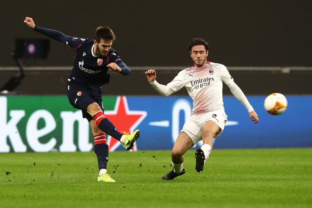 Milan avanza por gol de visitante tras empatar el global 3-3 con estrella Roja.