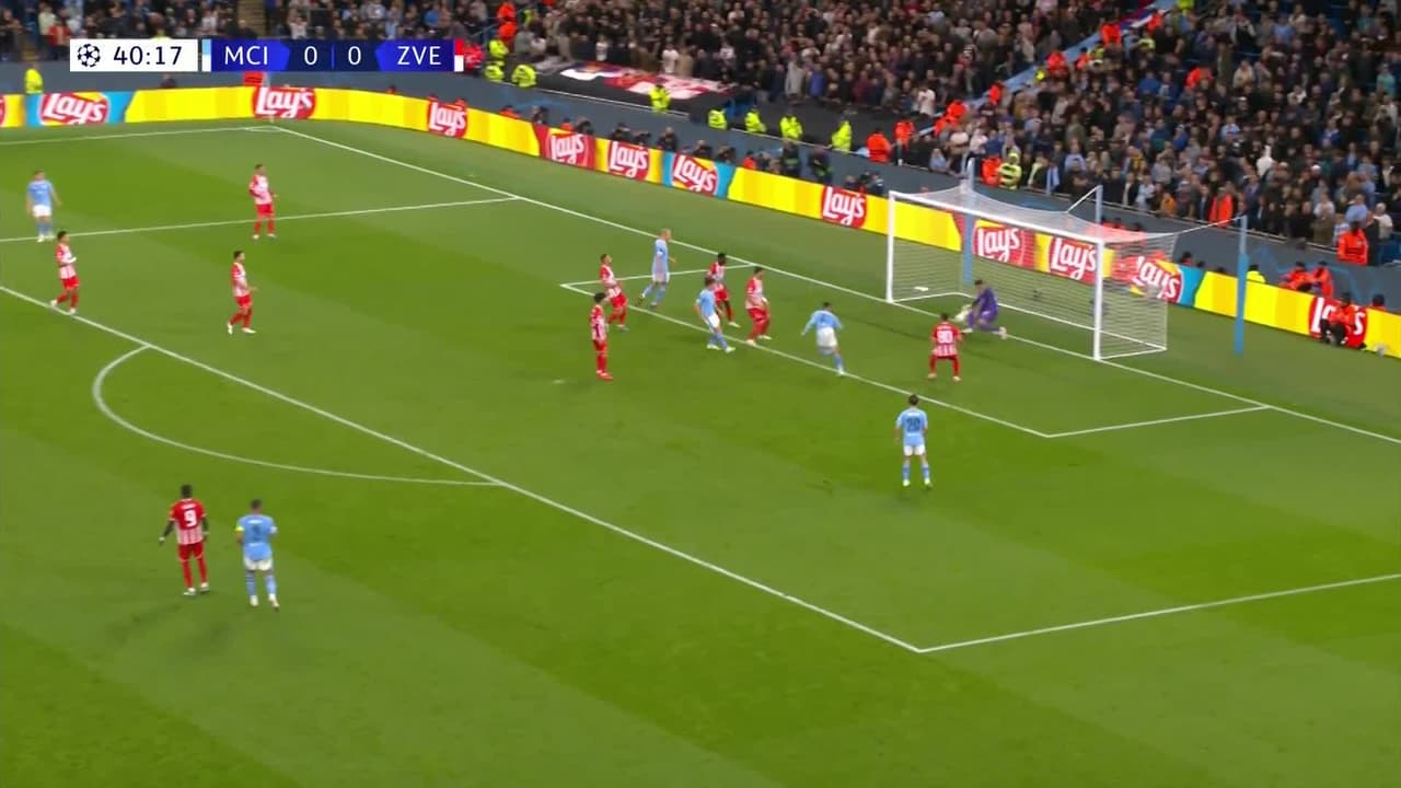 ¡TIRO ATAJADO! disparo por Phil Foden.