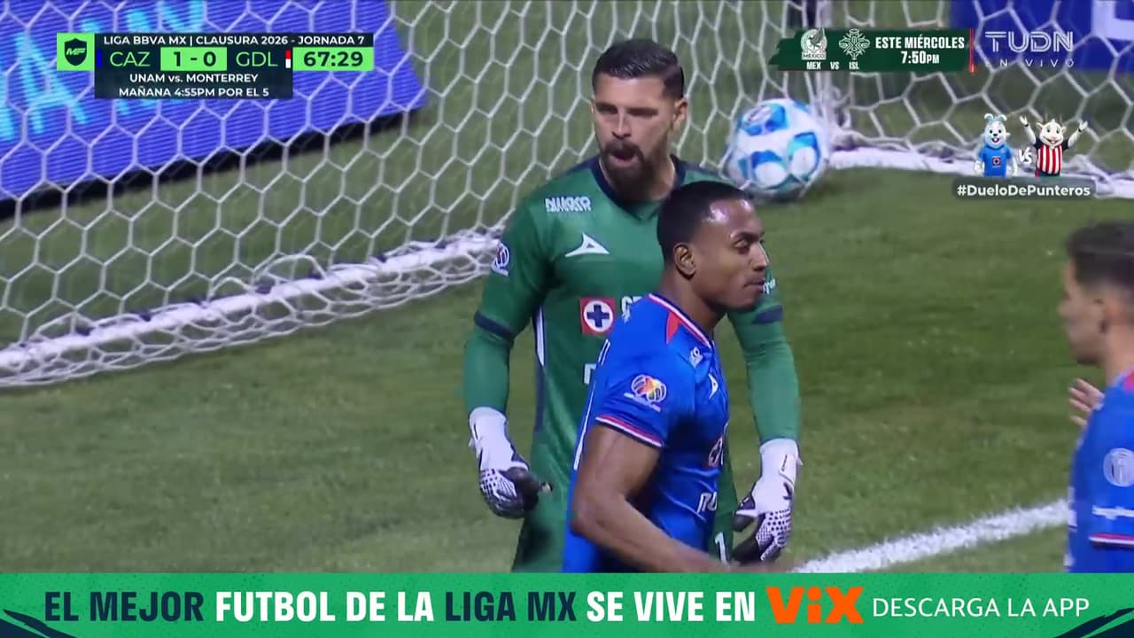 ¡Salvaje barrida de Willer Ditta salva a Cruz Azul de un golazo de Chivas!