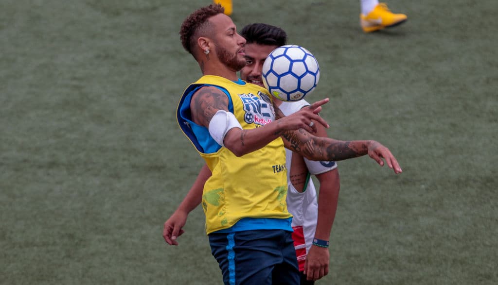 Neymar exhibió su habilidad en la final del torneo Neymar Jr's Five, disputado en la sede del instituto con fines sociales que fundó en Praia Grande.