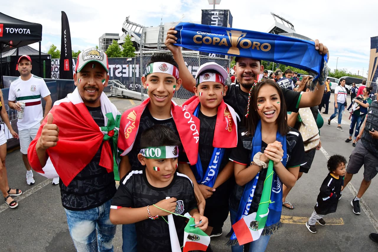 La afición mexicana llegó desde temprano para apoyar a la Selección Mexicana en su partido por la Copa Oro ante Canadá en Broncos Stadium en Denver. Como siempre, los seguidores del Tricolor le ponen un sabor especial a los partidos con su colorido, sus pancartas y las ocurrencias en la tribuna.