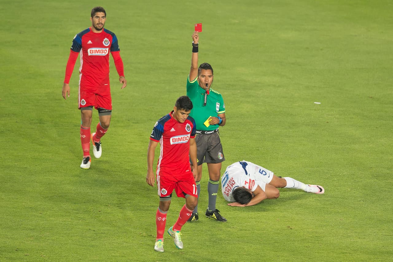 A Guzmán no le ha ido bien en el tema de las faltas cuando se enfrenta a Chivas.