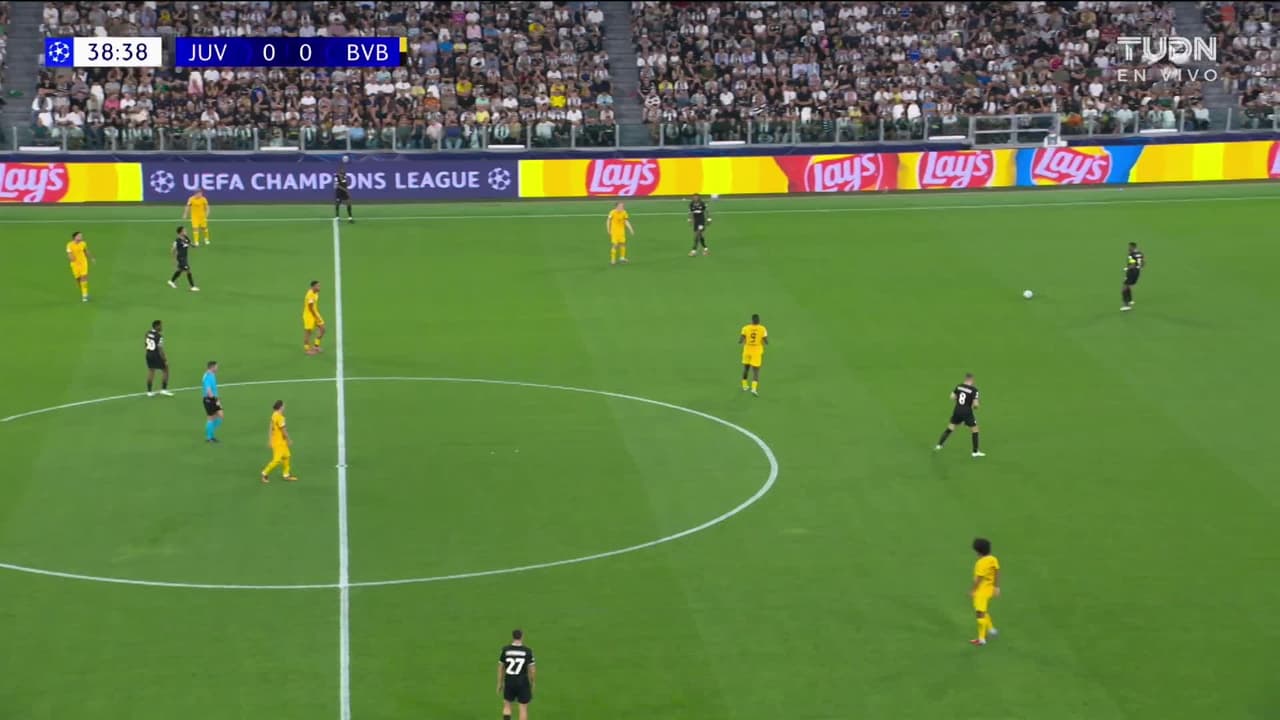 ¡TIRO ATAJADO! disparo por Loïs Openda.