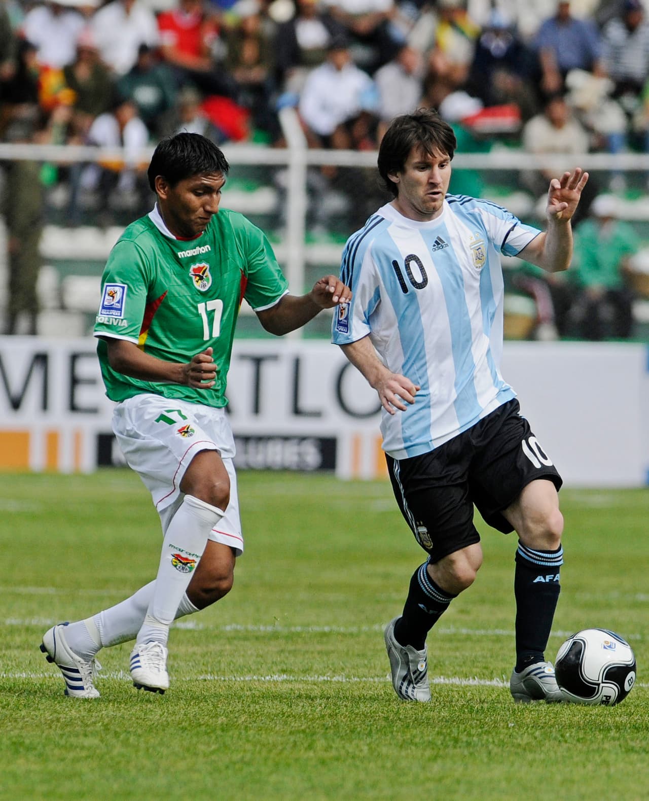 Aunque no fueron responsables de los goles en contra, Tevez y Messi sí se quedaron sin pulmones y piernas para buscar anotarle a Bolivia.