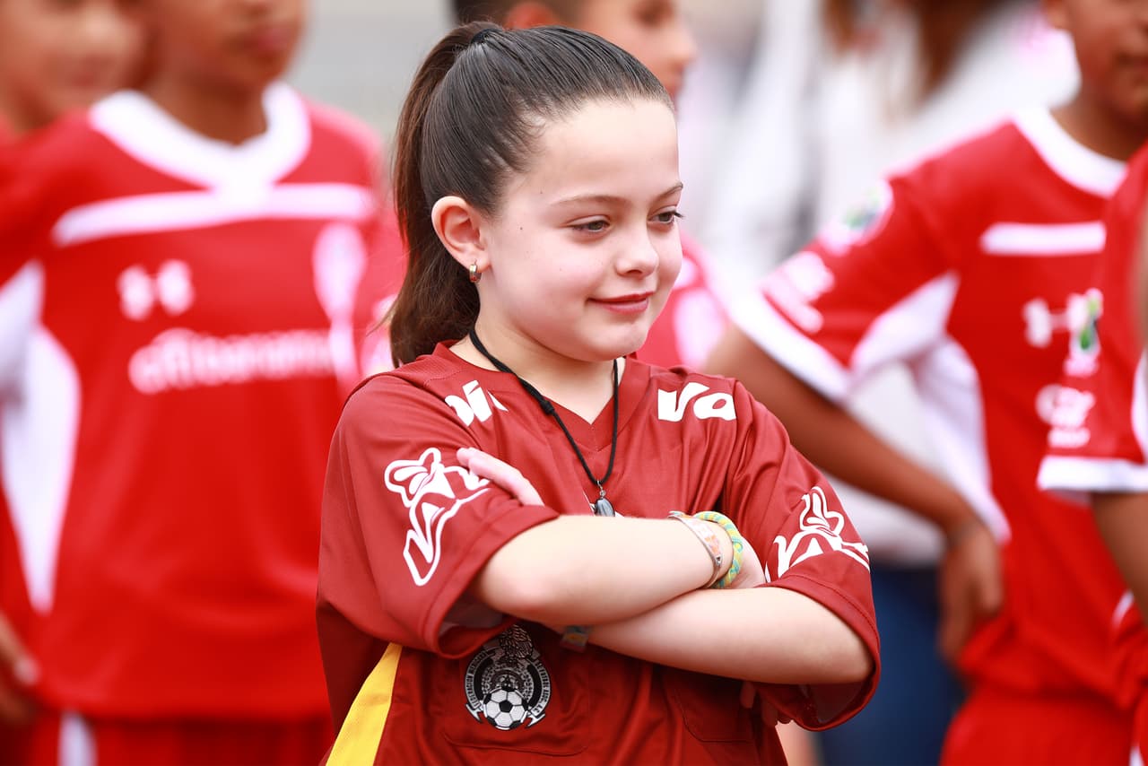Los niños fueron protagonistas al representar a Pumas y a Toluca como parte del previo del juego, con una niña árbitro, como parte de la fiesta del duelo de la Jornada 16 de la Liga MX.