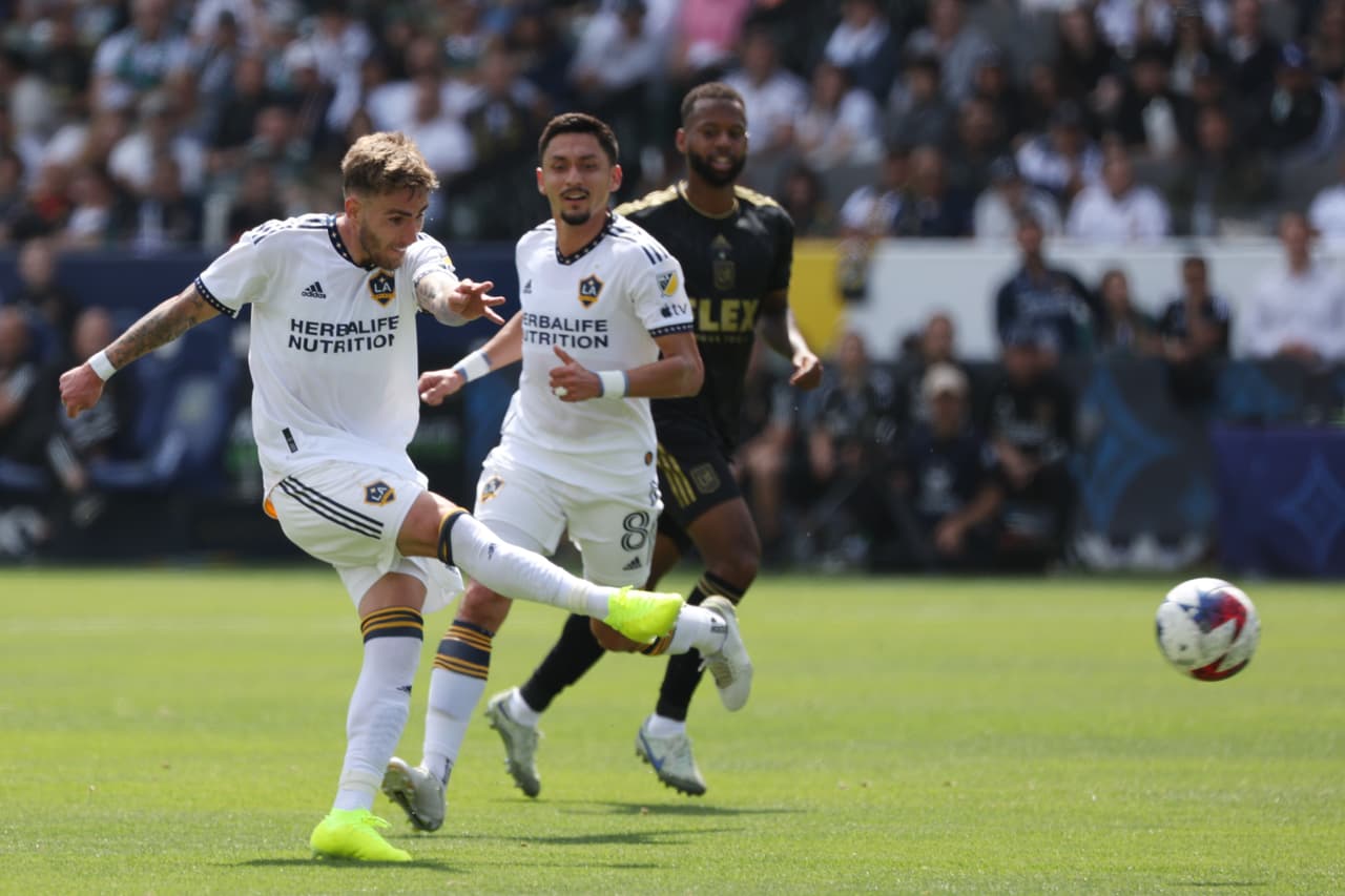 La igualdad para LA Galaxy llegaría con un fuerte disparo de Tyler Boyd, sobr eel final de la primera parte.