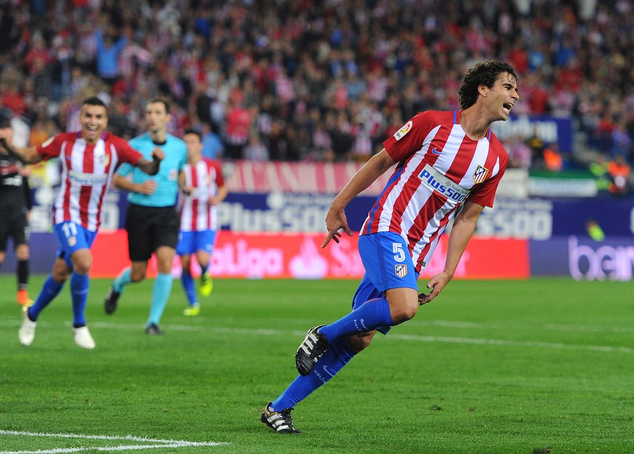 Para el portugués Tiago el contrato con Atlético de Madrid finaliza en 2017, por lo que con 35 años de edad será determinante la gestión de Mendes para definir su futuro. El pase del volante está valorado en 2 millones de euros, cifra que parece baja frente a su capacidad y aporte al equipo.