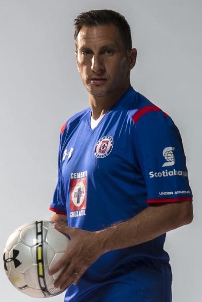 Christian Giménez nos enseña el de local. La playera azul y vivos rojos, el short blanco y las calcetas azules.