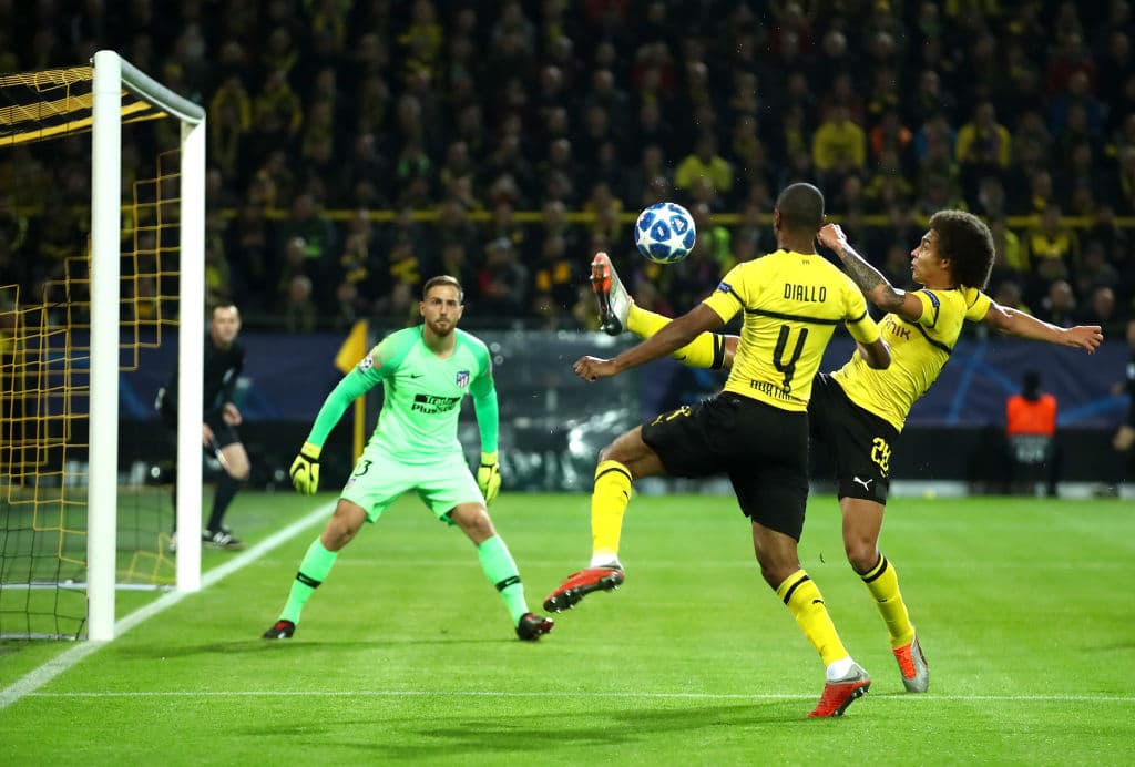 Pero los anfitriones también levantaron la mano en el tema de creación de jugadas de peligro. Pisando lo profundo del área rival apareció Axel Witsel junto a Abdou Diallo (4).