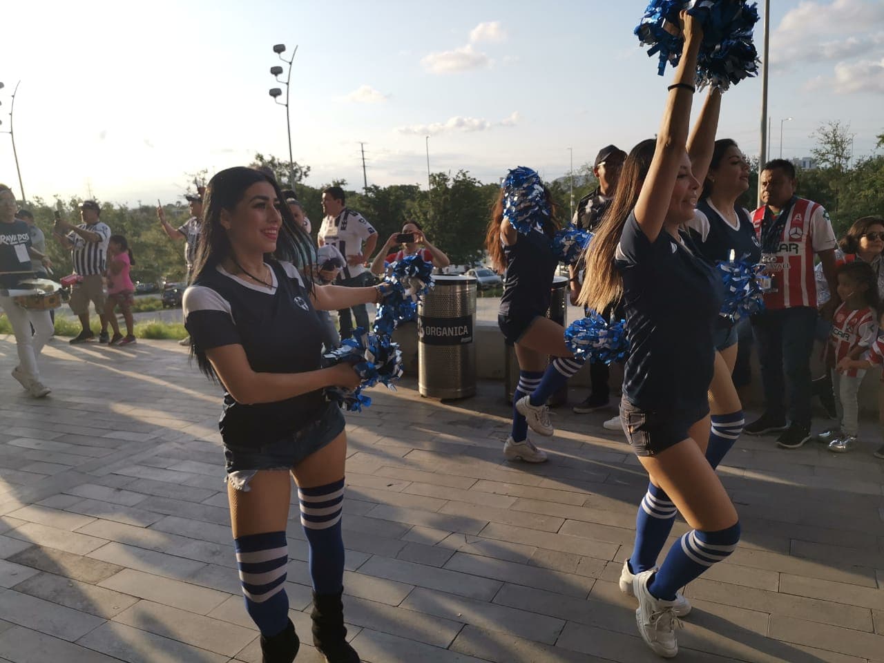 En el Estadio BBVA Bancomer los fanáticos se viven los minutos previos al partido de vuelta entre Rayados y Necaxa y por los Cuartos de Final de la Liguilla del Clausura 2019.
