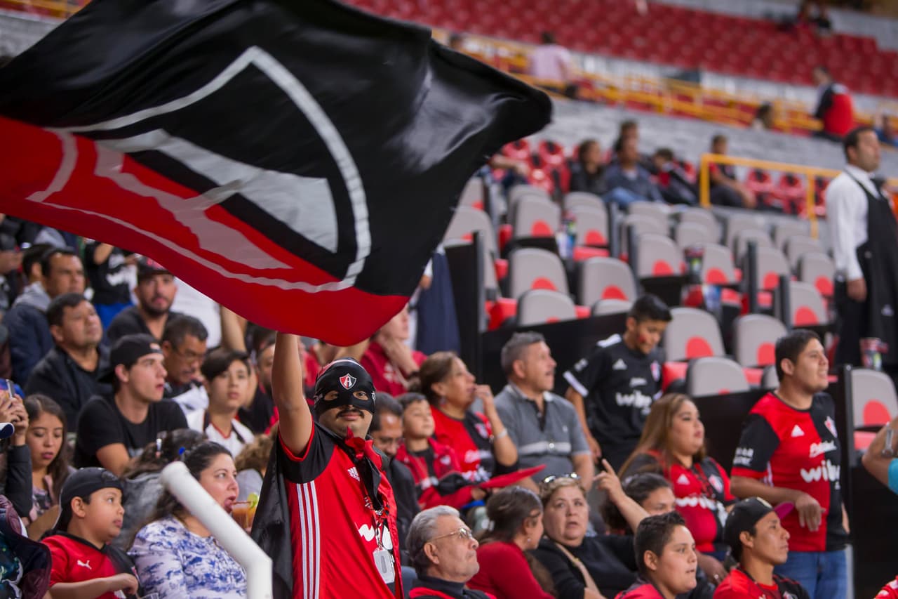 Desde la tribuna, la afición de los Rojinegros siempre se gace notar y lo mejor de su equipo.