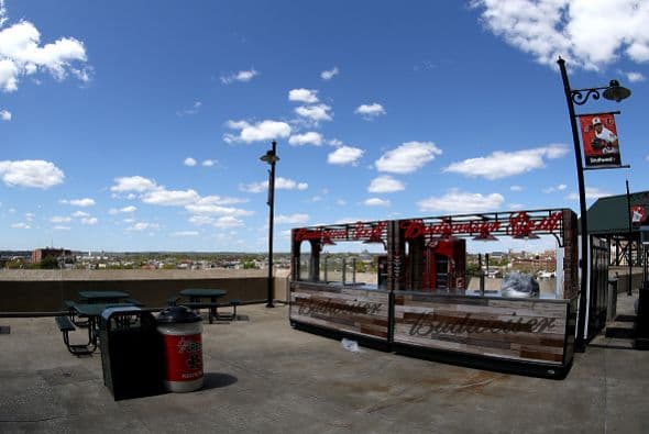 Mientras los ánimos siguen caldeados en Baltimore, los Orioles jugaron contra los Medias Blancas, pero en un estadio vacío, por primera vez en la historia.