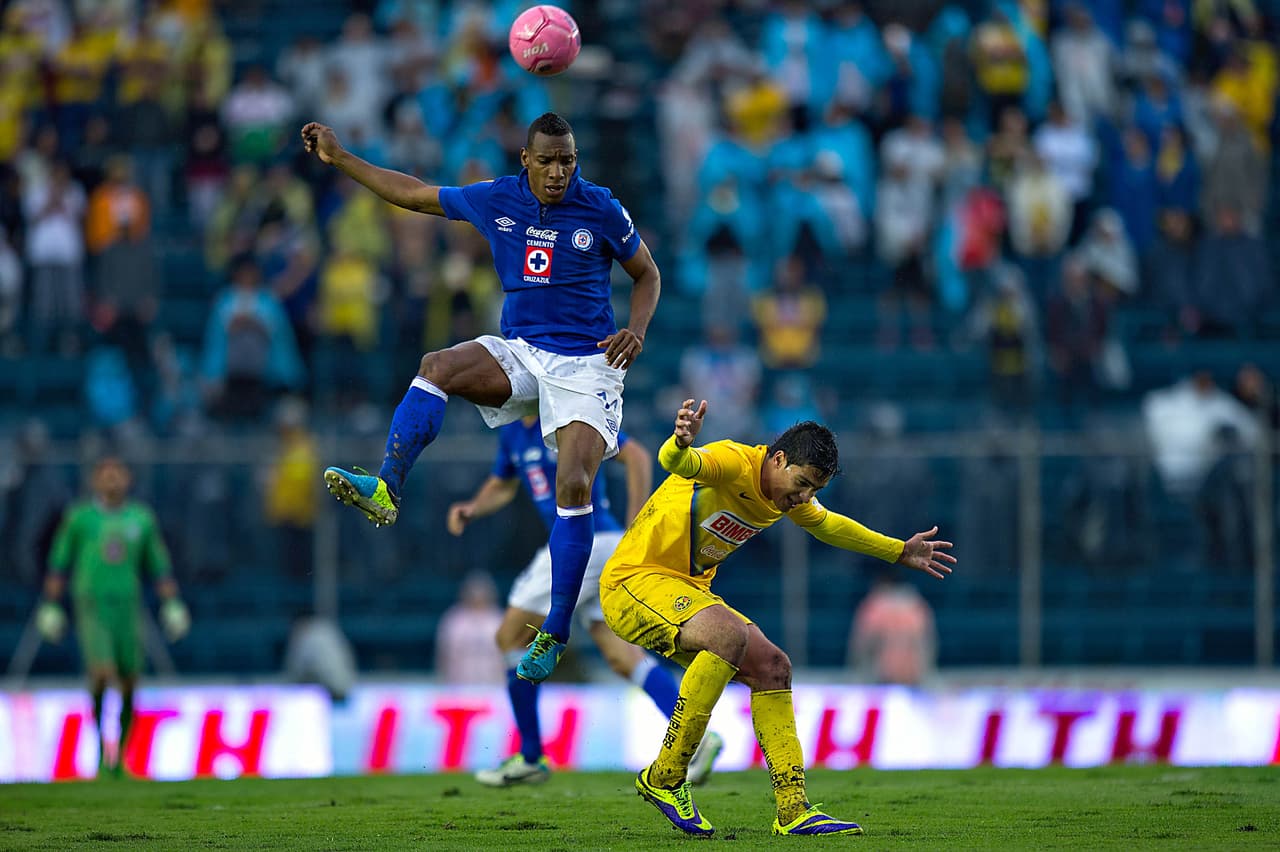 Ciudad de México, 19 de Octubre de 2013. Luis Amaranto Perea y Raul Jimenez durante el partido correspondiente a la Jornada 14 del Apertura 2013 de la Liga Bancomer MX entre la Máquina del Cruz Azul y las Águilas del América celebrado en el estadio Azul. Foto: Imago7/Agustin Cuevas