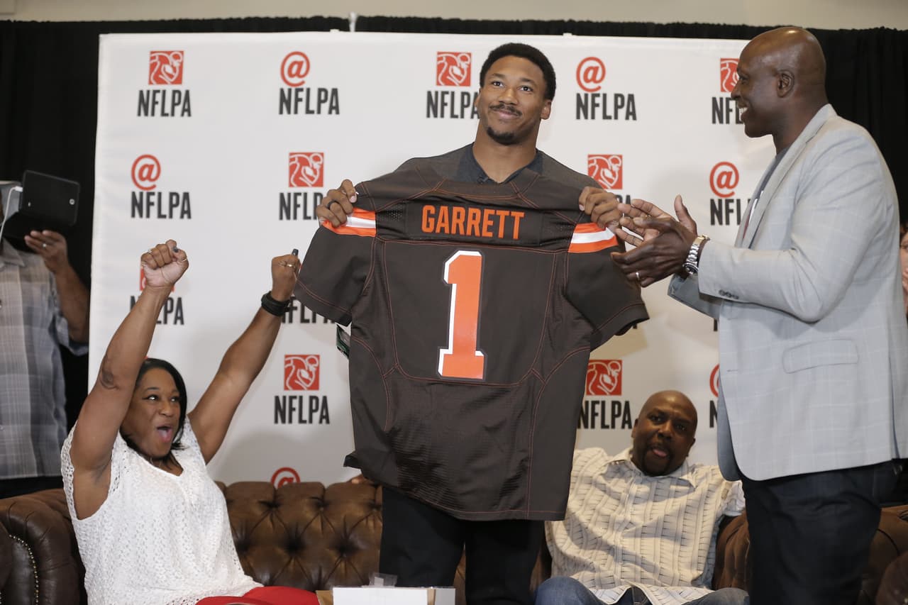 <b>1 MYLES GARRETT | DE Cleveland Browns </b>
<br>Universidad: Texas A & M
<br>Estatura: 6’4’’
<br>Peso: 272 libras
<br>
<br>Destacar: All-American la temporada pasada y uno de los mejores pass rushers en el país, a pesar de algunas lesiones persistentes.
<br>
<br>Resumen: Velocidad elite, rapidez y fuerza se suman a un potencialmente dominante pass rusher con la única necesidad de permanecer más tiempo en el campo.
<br>
<br>Conclusión: Garrett es el décimo jugador de SEC tomado primero en general en la nueva era del draft.