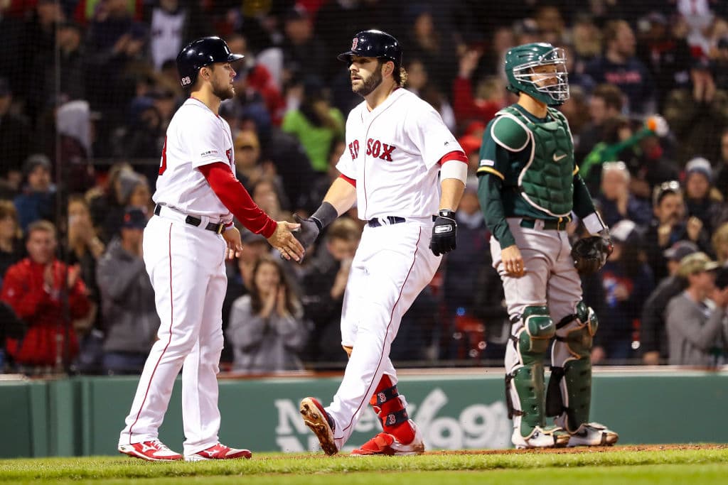 En la cuarta entrada Mitch Moreland desforró la esférica con cañonazo por el central para ampliar la ventaja de Boston a 4-0. Se llevó por delante a Michael Chavis, quien lo saluda al llegar al plato.