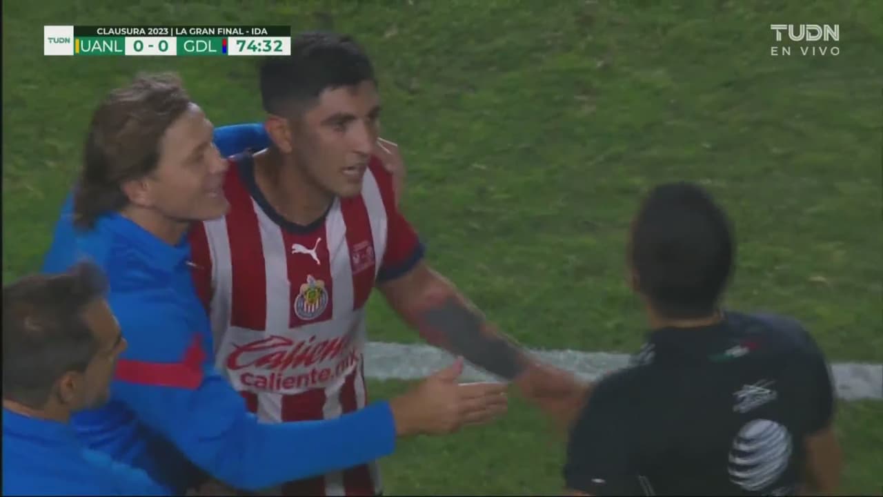 ¡Se engancharon! El ‘Pocho’ Guzmán discute con el cuarto árbitro