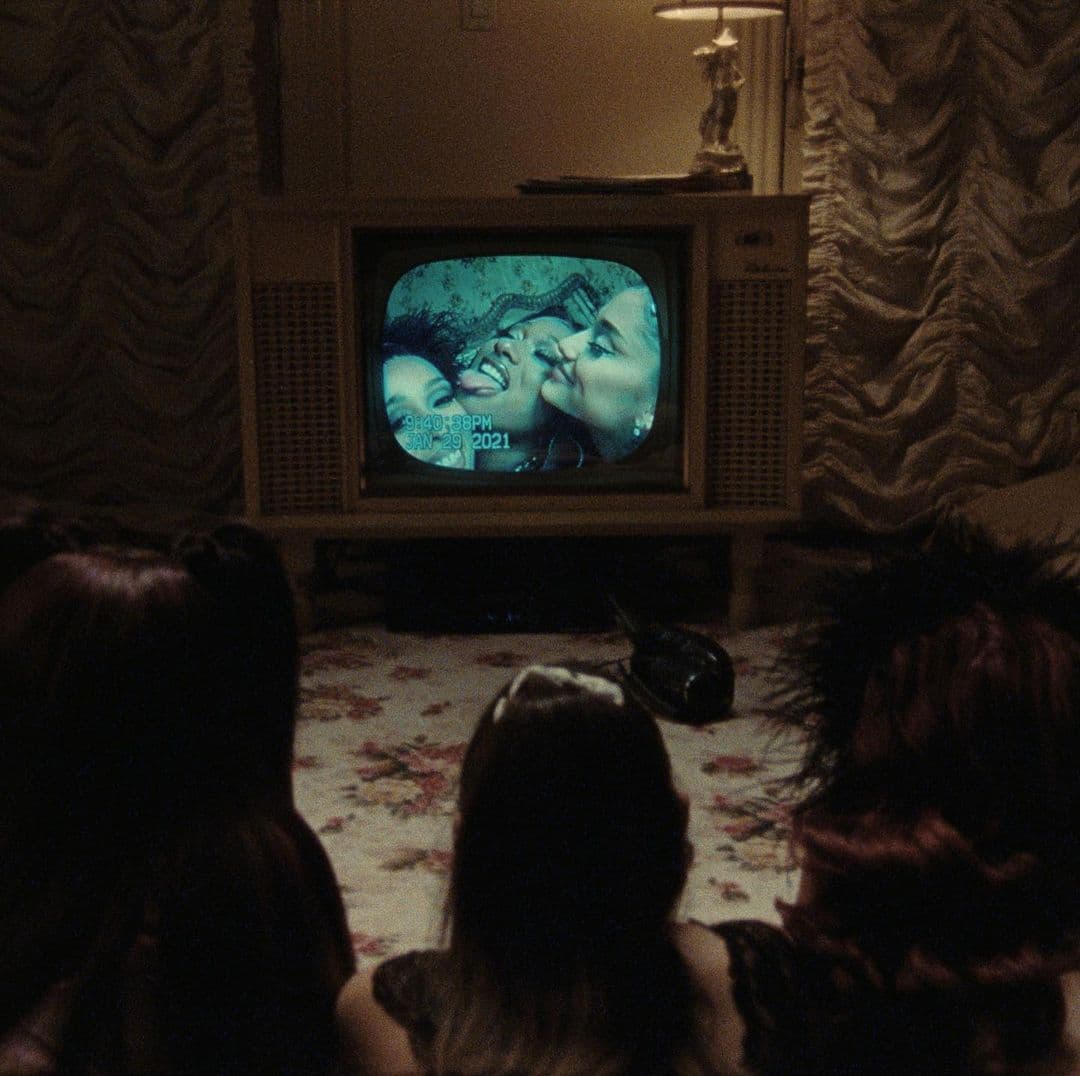 Doja Cat y Megan Thee Stallion acompañan a la multifacética personalidad.