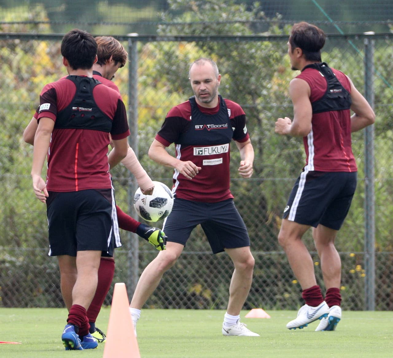 El mundo del fútbol espera ver cómo será la primera experiencia profesional de Iniesta fuera del Barcelona y ya vivió su primer entrenamiento como jugador del Vissel Kobe de la liga nipona.