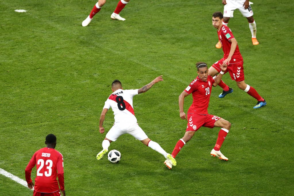 Al 44' Cueva incursiona en el área y Poulsen se engancha con su pie derecho y lo arrastra hasta derribarlo. De inicio el árbitro dejó correr las acciones pero la protesta peruana perduró en el campo.