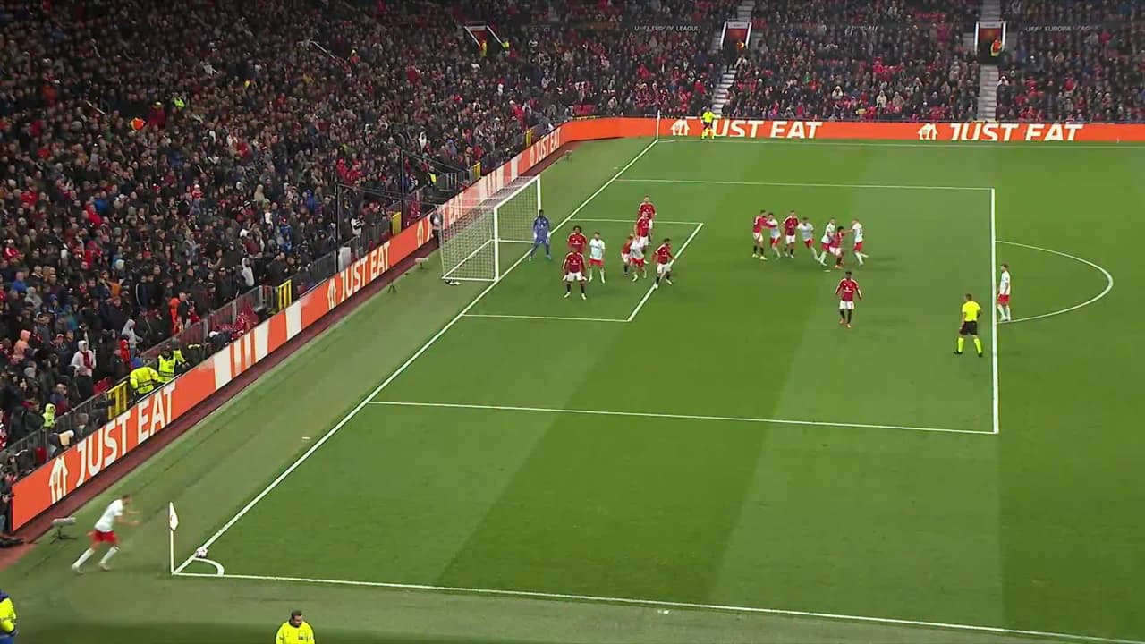 ¡CERCA! Sam Lammers disparó que se estrella en el poste.