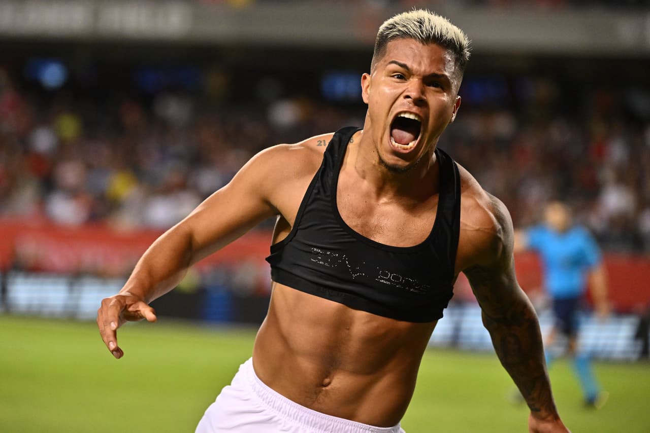 El colombiano Cucho Hernández marcó el gol de la remontada y victoria de Columbus Crew por 3-2 en el estadio de Chicago Fire.
<br>