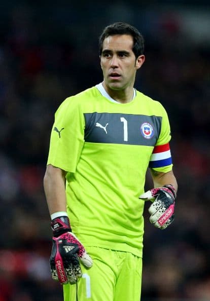 Claudio Bravo.- Un portero que transmite seguridad, juega en la Real Sociedad de España y que funge como capitán del equipo que dirige Jorge Sampaoli.